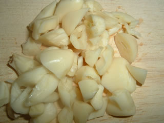 garlic-peeled-sliced.jpg